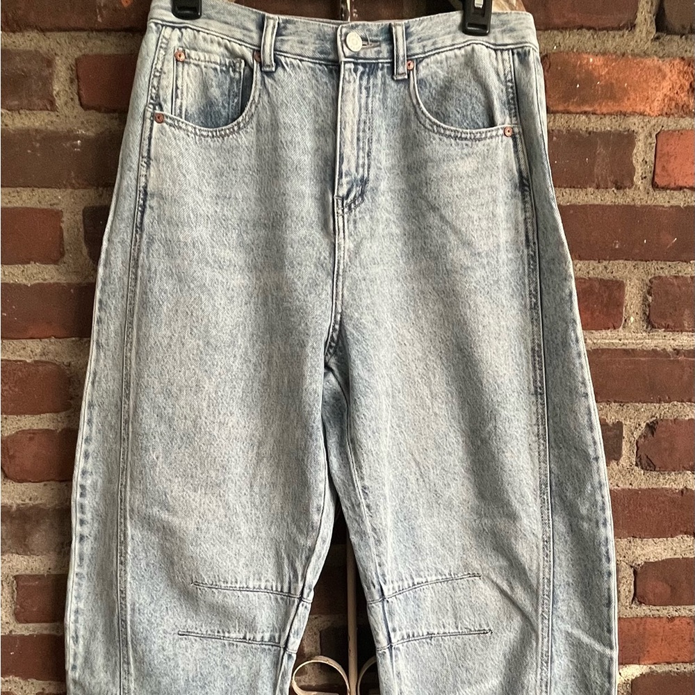 ***SOLD*****
Ladies Light Wash Barrel Leg Denim Jeans